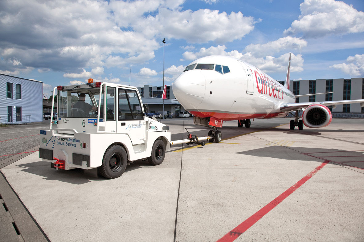 Aerodromsko vučno vozilo uz putnički zrakoplov
